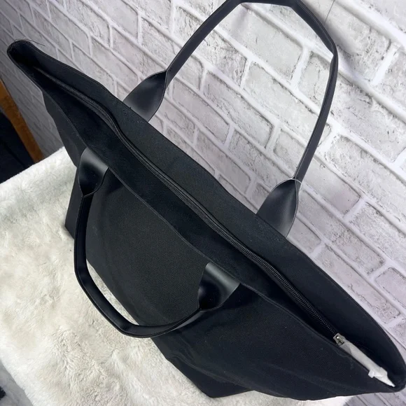 NWT🤩 |•VICTORIA'S SECRET•| Sparkly Silver Sequin Tote & Matching Make Up Bag - Picture 8 of 12